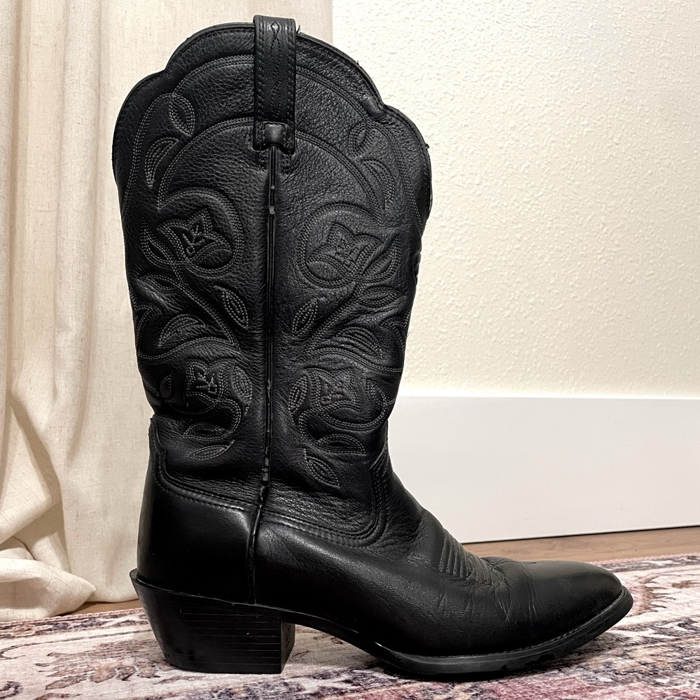 Ariat 8.5B Heritage R toe western boots